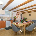 Vikendica Spacious Guran *
