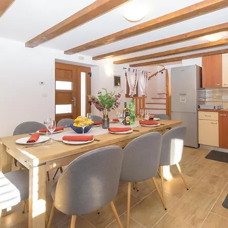 Spacious Guran Holiday home *