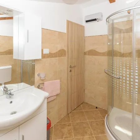 Holiday home Spacious Guran